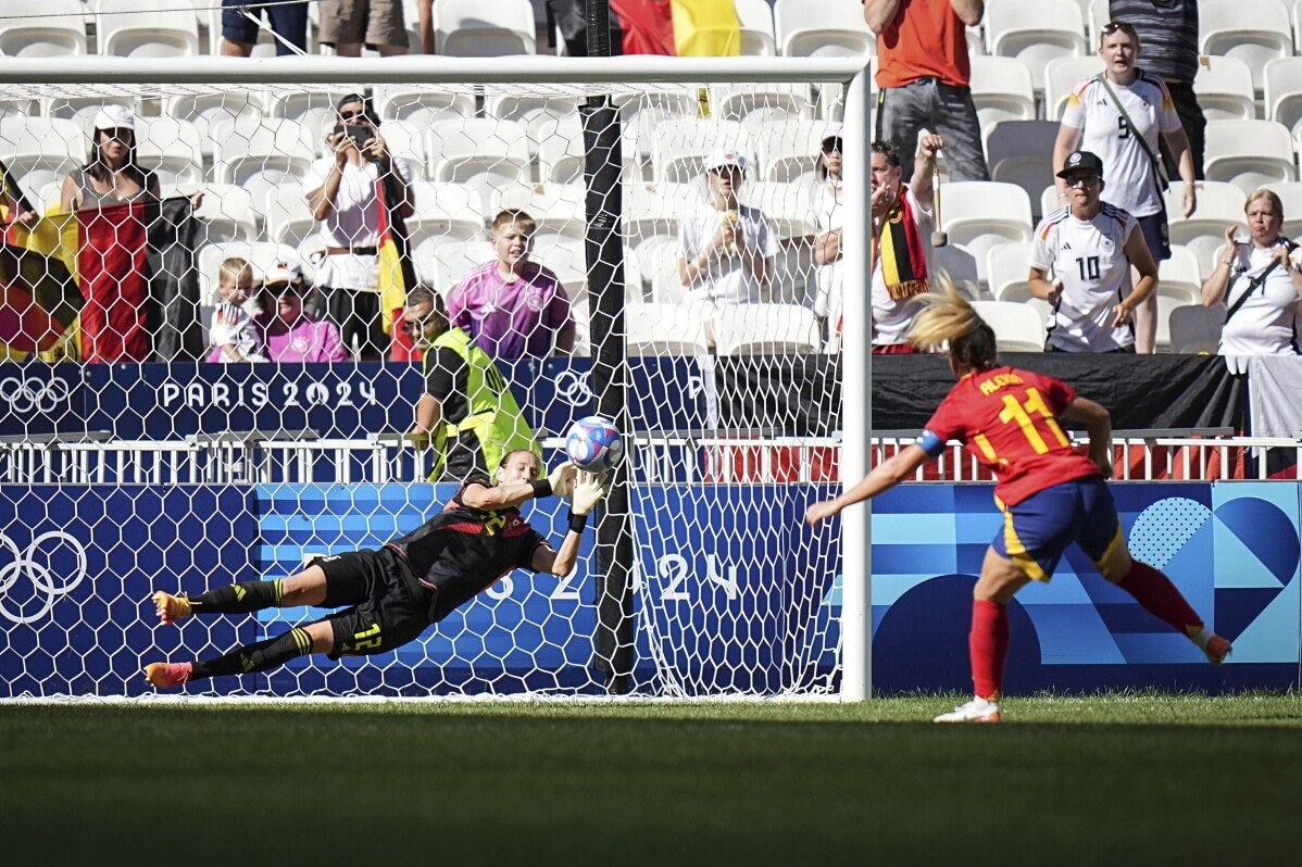 Berger cứu penalty của Putellas để giành huy chương đồng cho bóng đá nữ của Đức trong trận thắng 1-0 trước Tây Ban Nha